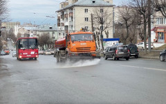 На улицах Кирова начали проводить влажную уборку