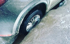 В Кирове автомобиль провалился в полуметровую расщелину между глыбами льда