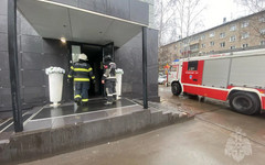 В Кирове загорелась гостиница в жилом доме