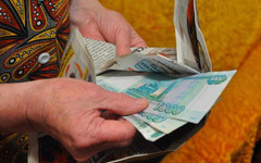 В Кирове у пенсионерки похитили 50 тысяч рублей