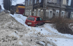 В Яранске водитель иномарки врезался в дом