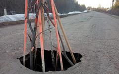 В Шабалинском районе на середине дороги образовался метровый провал