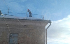 В Кирове коммунальщики чистили крыши домов от снега без страховки