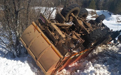 В Унинском районе перевернулся мусоровоз