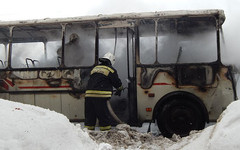 В Кировской области во время движения загорелся пассажирский автобус (ФОТО+ВИДЕО)
