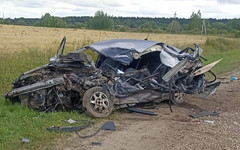 Три человека выжили после жёсткого столкновения грузовика и легковушки в Котельничском районе