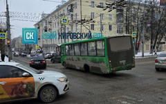 В Кирове автобус потерял колесо на перекрёстке