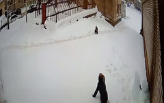 Опубликовано видео падения льдины на школьника в Кирове