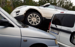 Автоледи на «Рендж Ровере» спровоцировала тройное ДТП и «запрыгнула» колёсами сразу на две машины