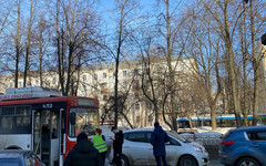 На Октябрьском проспекте затруднено движение из-за ДТП с троллейбусом