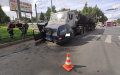 Появилось видео столкновения грузовика и легковушки на Юго-Западе