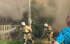 В Нововятске загорелся деревянный жилой дом