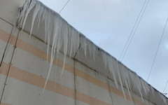 В Кирове на прохожего с крыши дома упал снег со льдом