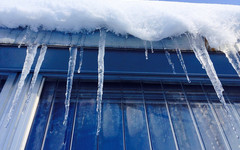 В Кирове на девушку рухнул снег с крыши дома