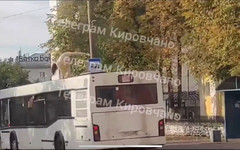 В районе ЦУМа девушка устроила обнажённый танец на крыше автобуса. Видео