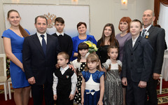 Многодетная семья из Кировской области получила медаль ордена «Родительская слава»