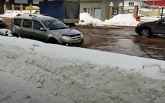 В Кирове затопило улицу Профсоюзную