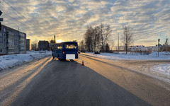В Кирове на Советской улице столкнулись автобус и легковушка