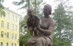 На территории Северной больницы установили обновлённую скульптуру «Мать и дитя»