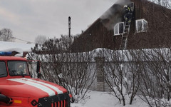 В Кирове из-за неисправной печи загорелась баня в частном доме
