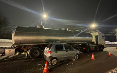 На Дзержинского столкнулись легковушка и грузовик: пострадала девушка