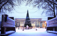 Недостроенная сцена и лёд из Перми. Как главную площадь Кирова готовят к Новому году