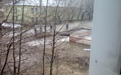 В Нововятске под ногами прохожих провалился тротуар. ВИДЕО