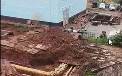 Двор на улице Московской тонет в грязи