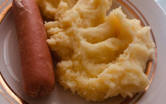 «В одной тарелке картошка, в другой - картошка с сосиской»: омбудсмен возмутилась разницей между платным и бесплатным меню в кировских школах