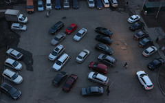 Брошенные автомобили продолжают занимать парковочные места во дворах Кирова