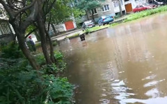 Вода, бьющая из люка, затопила дворы на Чапаева