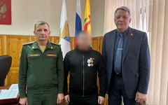 В Омутнинском районе наградили участника СВО