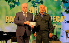 В Кировской области наградили работников лесной отрасли