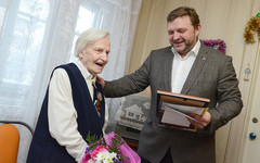 Губернатор Кировской области поздравил кировчанку-долгожительницу с юбилеем