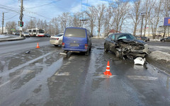 Пять человек пострадали в аварии на Октябрьском проспекте