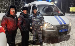 Полицейские из Кирова помогли вытащить застрявшую машину иностранцу