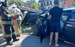 В Кирове на Октябрьском проспекте опрокинулся автомобиль