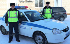 Автоинспекторы спасли мать с детьми, которые в мороз застряли на трассе