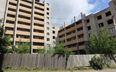 Прокуратура требует оградить опасный недострой в Кирове