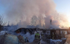 В Кировской области сгорели производственное здание и частный дом