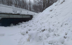 Активисты сняли на видео, как на берег Хлыновки свозят грязный снег