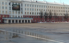 В «ДДХ» объяснили, зачем снег на Театральной площади смывали водой