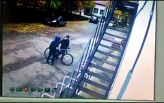 В Кирове разыскивают подозреваемых в краже велосипедов (ВИДЕО)