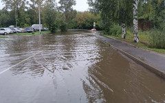 Улицу Пионерскую в Кирове затопило после таинственного сброса воды