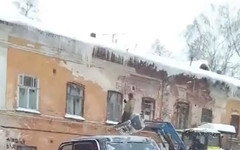 В Кирове коммунальщики сбивали сосульки, стоя на ковше экскаватора
