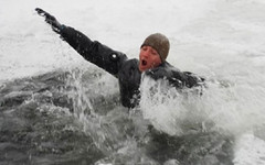 Кировские спасатели искали провалившегося под лёд рыбака