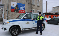 Сотрудники Госавтоинспекции спасли жителей из горящего дома в Кировской области