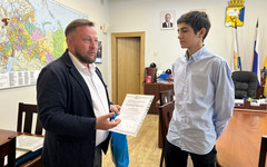 Глава администрации Кирова наградил 15-летнего спасателя