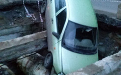 Ночью в Кирове «легковушка» пробила бетонные ограждения и провалилась в коммунальный раскоп