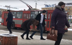 Новый социальный эксперимент: депутат за волосы тащил девушку в машину на улицах Кирова